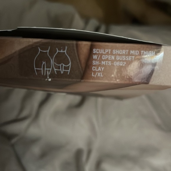 Skims size Lg/XL Clay Sculpt mid thigh high waisted mid thigh shorts with gusset - Picture 3 of 6